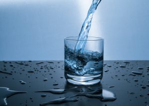 Glas water drinken